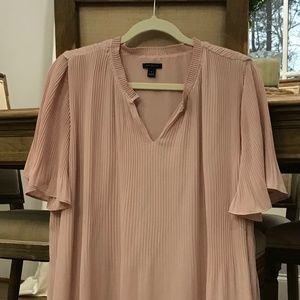 Ann Taylor Sooo Pretty Blouse! Great condition. Light Pink. Medium.